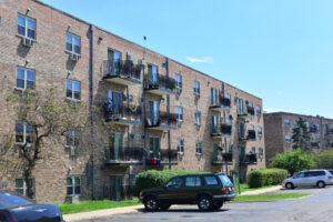 Kiser Group, Chicago’s leading mid-market commercial real estate brokerage firm, announces that on December 30, 2014, it represented the seller and buyer of a 249-unit apartment complex at 600-750 N. Salem Ridge Drive in Hoffman Estates, Ill.