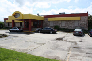 1000 North Rohlwing Road, Addison – Front: SVN AuctionWorks will auction a 9,000 square foot former Fuddruckers Restaurant in its July 20-22 auction.