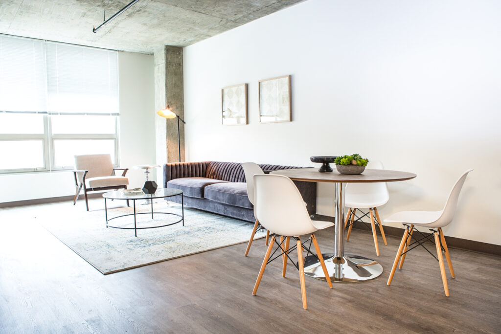 Scheduled to open in early 2017, Lakeview 3200 will offer 90 high-end apartments with oversized windows, 9-foot exposed concrete ceilings, plank flooring and modern kitchens with quartz countertops and stainless steel GE appliances.