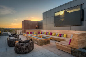The rooftop lounge boasts indoor/outdoor flexibility and encourages free flow between the pool and multiple gathering spaces.